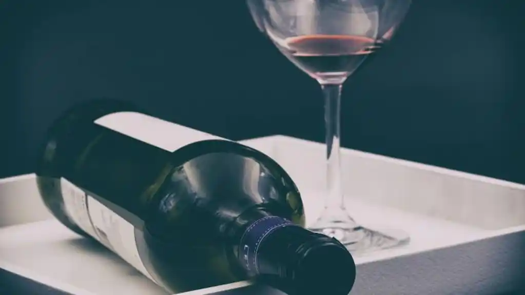 NEMOJTE baciti prazne boce vina: Ovaj  GENIJALNI TRIK  će vam pomoći u organizaciji doma