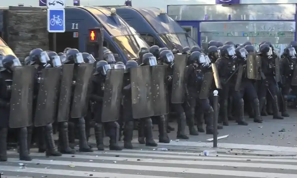 Neredi u Francuskoj: Demonstranti upali u ministarstvo u Parizu, zapalili baklje! Na ulicama preko milion ljudi