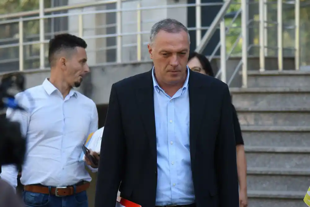 O platama prosvjetara sredinom mjeseca