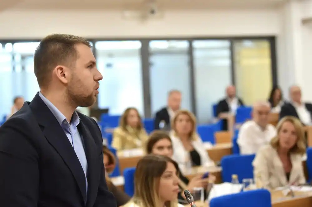 Opozicija traži odgovore od Mujovića u vezi sa kolektorom i drugim temama