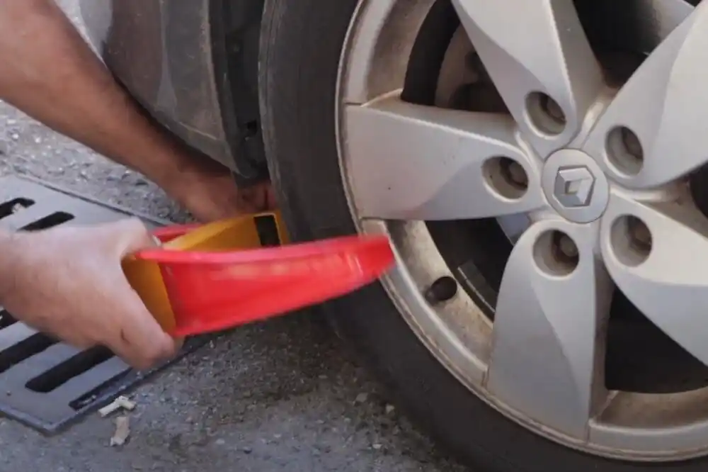 Podgorica: Ako dugujete Parking servisu ili nemate tablice, vozilo vam može biti blokirano „kandžama“