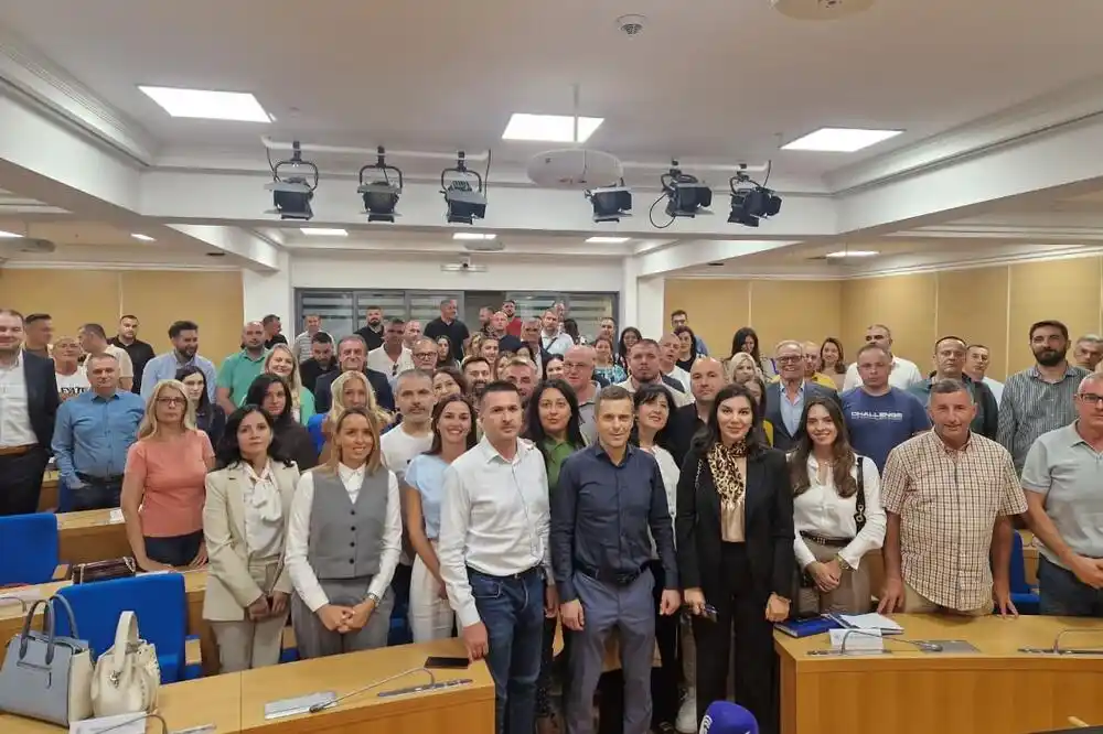 Podgorički PES: Puna podrška Mujoviću, oni koji nisu za odgovoran odnos mogu pokušati da konstituišu neku novu većinu