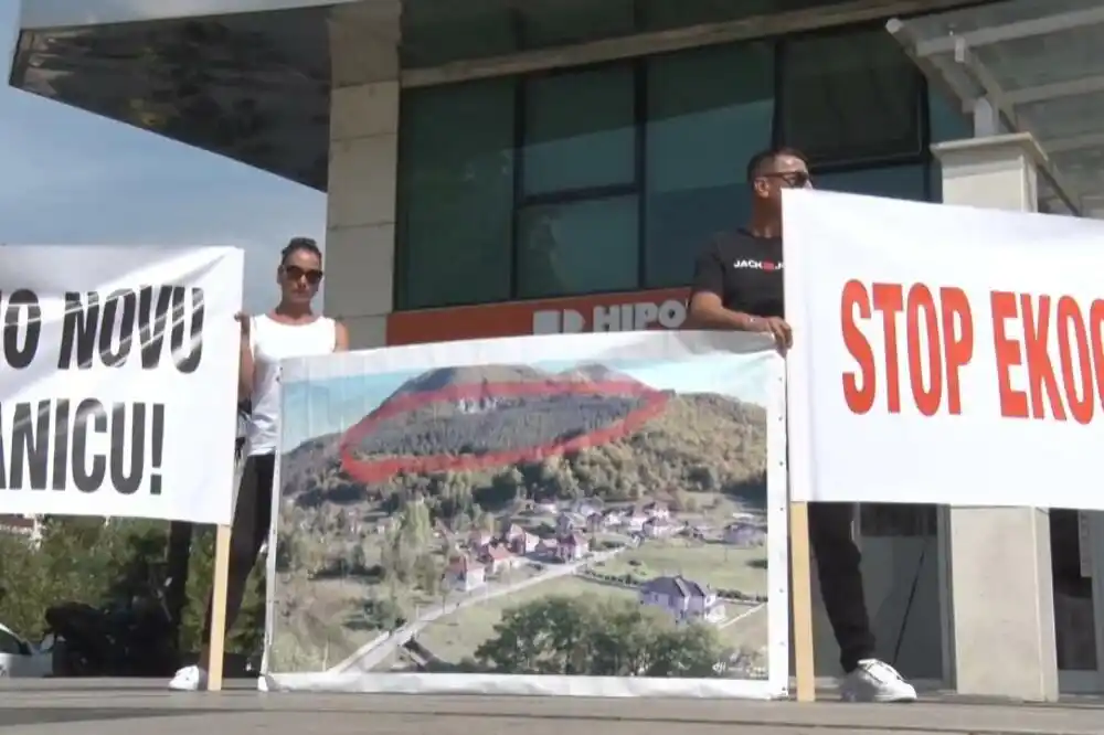 Protest mještana bjelopoljskih sela ispred Ustavnog suda zbog planirane gradnje kamenoloma