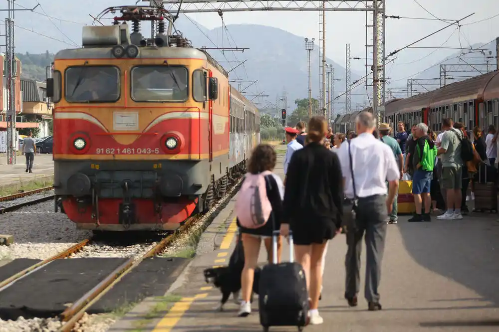 Tri godine da se isporuče tri nova voza: Raspisan tender za obnovu voznog parka Željezničkog prevoza