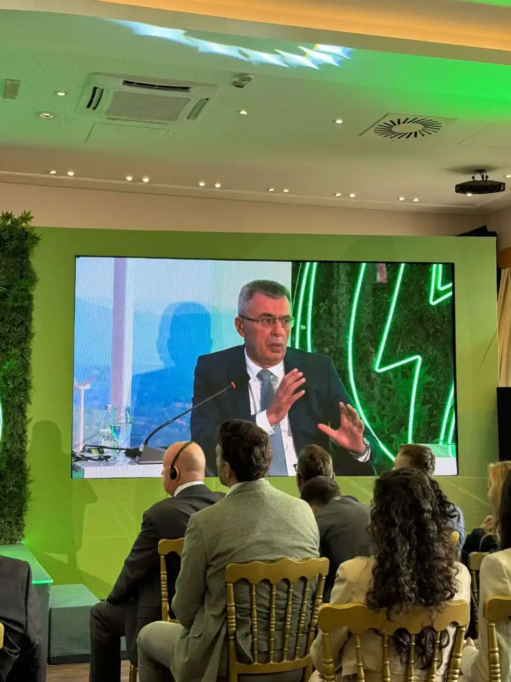 Đukanović na konferenciji OIE Srbija 2025: EPCG gradi budućnost — od prozjumera do baterijskih sistema