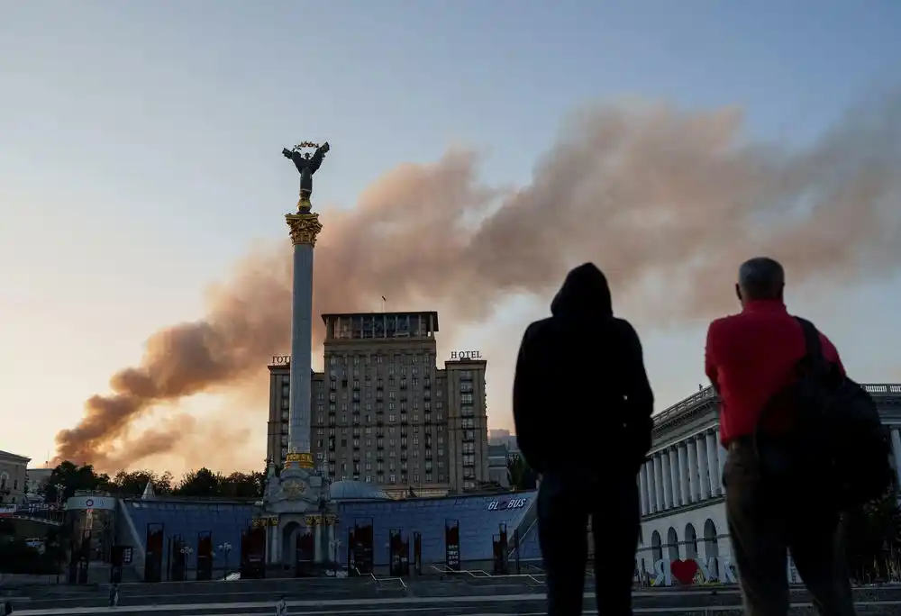 Veliki ruski napad na Kijev, poginule dvije osobe, pogođena zgrada vlade