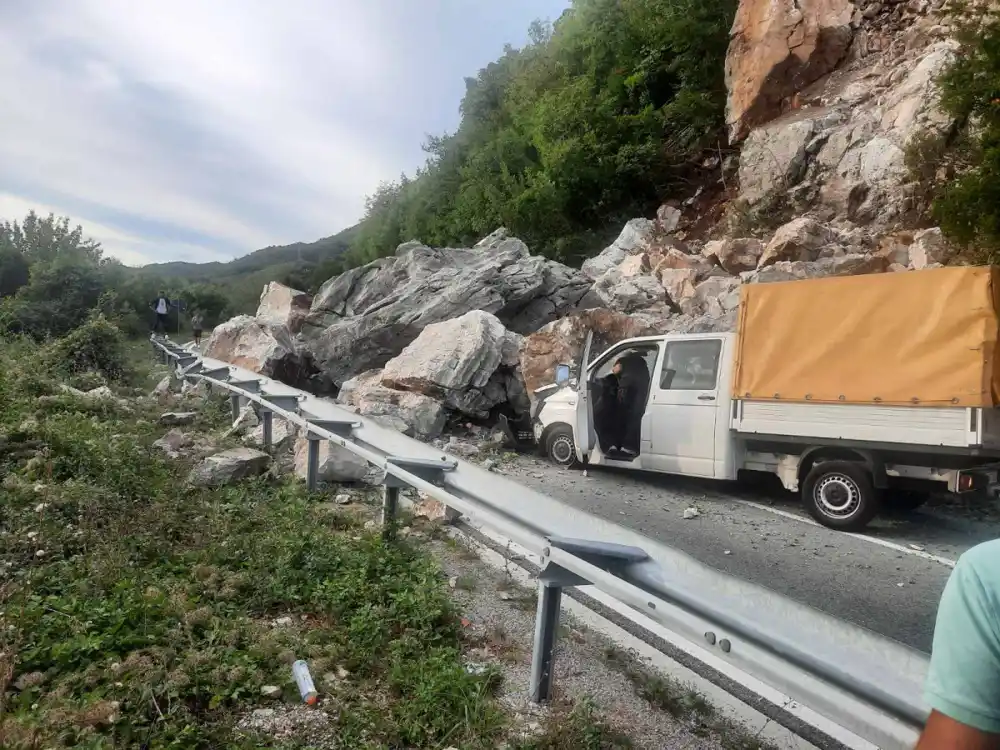 Zbog odrona na Obzovici, obustavljen saobraćaj