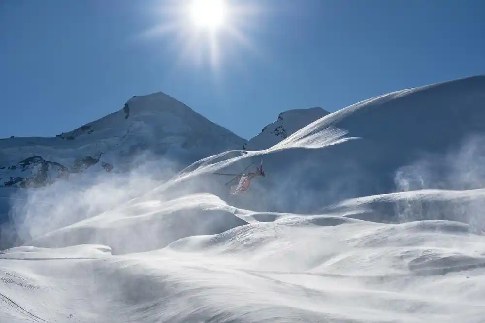 Akcija spašavanja na Mont Everestu u toku nakon što je snježna oluja zarobila skoro 1.000 ljudi