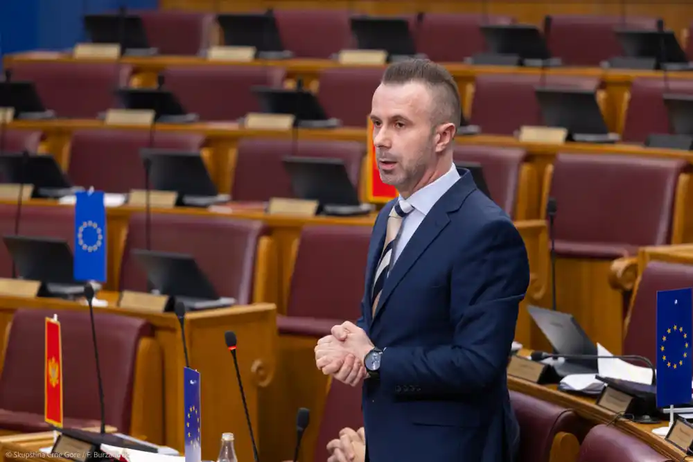 Bogdanović pitao članove Vlade: Ima li neko od vas sina koji je u samo jednoj godini zaradio 14 miliona eura?