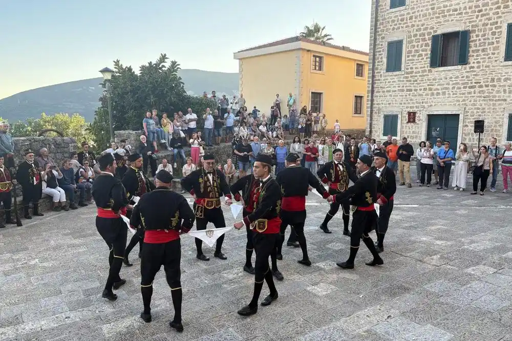 Bokeljska mornarica u Herceg Novom: Smotra, počasni plotuni i kolo u čast tri značajna povoda
