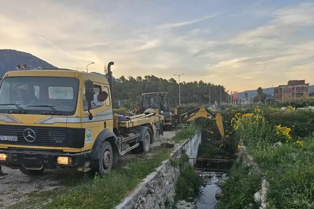 Čiste i pripremaju tivatske bujične kanale i korita potoka u susret sezoni padavina