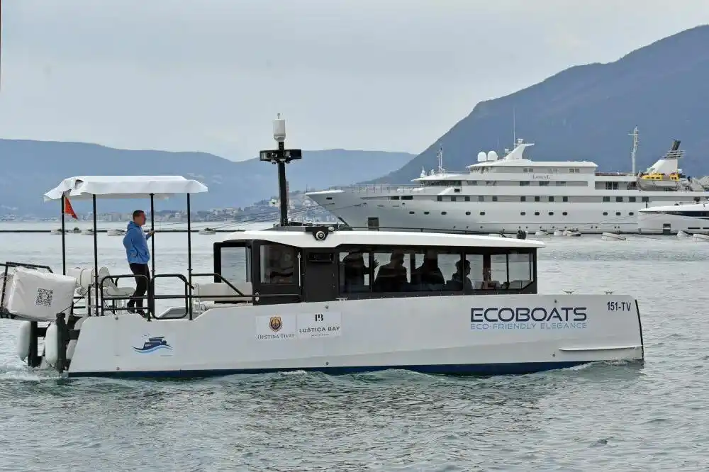 Do Luštice brodom i autobusom