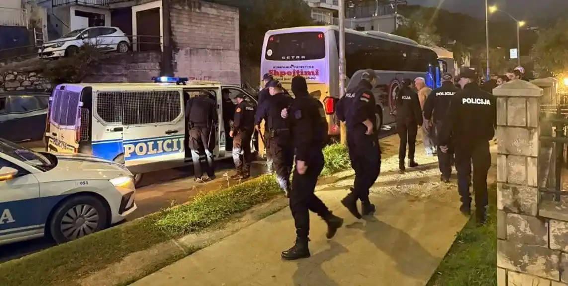 Incident u Herceg Novom: Putnici iz autobusa po zgradama pisali OVK, reagovali mještani, intervenisala policija!