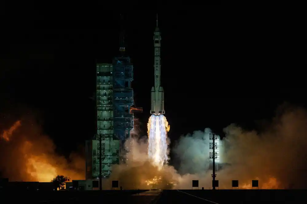 Letjelica sa kineskim astronautima krenula ka svemirskoj stanici Tjangong: U svemir otputovala i četiri miša