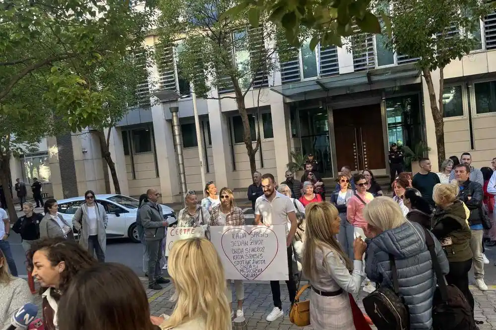 Medicinske sestre i tehničari protestovali ispred Vlade: „Ne tražimo privilegije, već poštovanje“