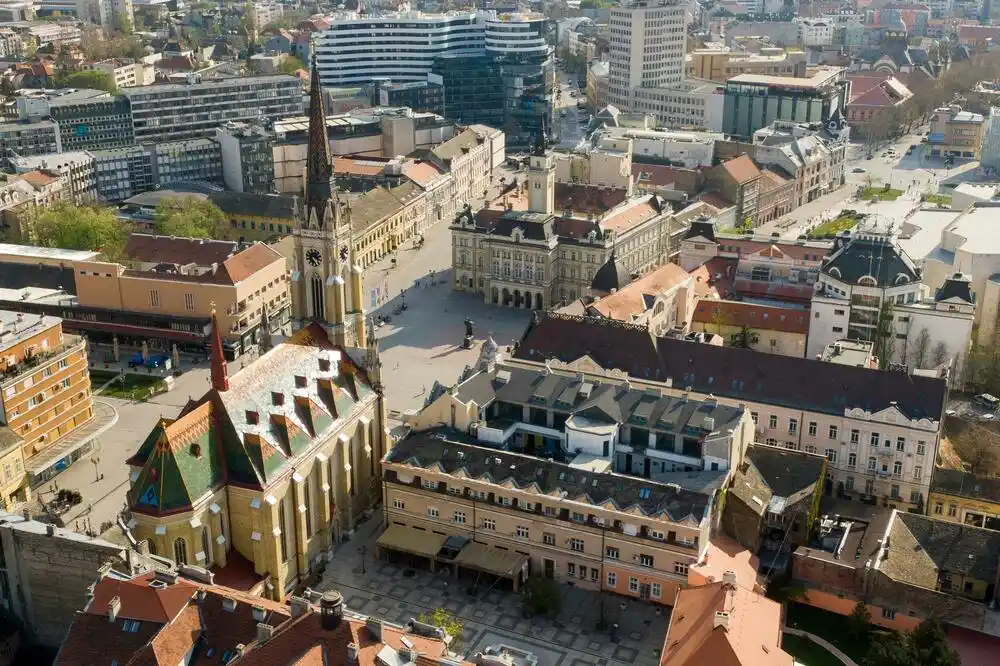 Novi Sad: Žena osumnjičena da je neposredno poslije porođaja bacila novorođenče na travnjak i ubila ga