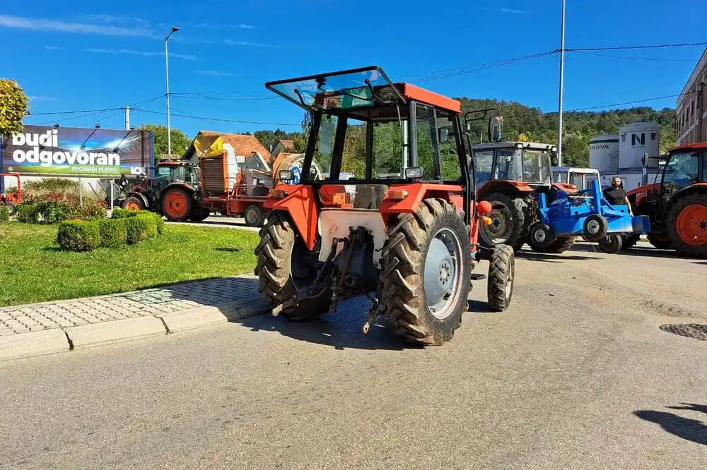Poljoprivrednici traktorima blokirali kružni tok u Nikšiću: „Vjerovatno ćemo ići pred Vladu…“
