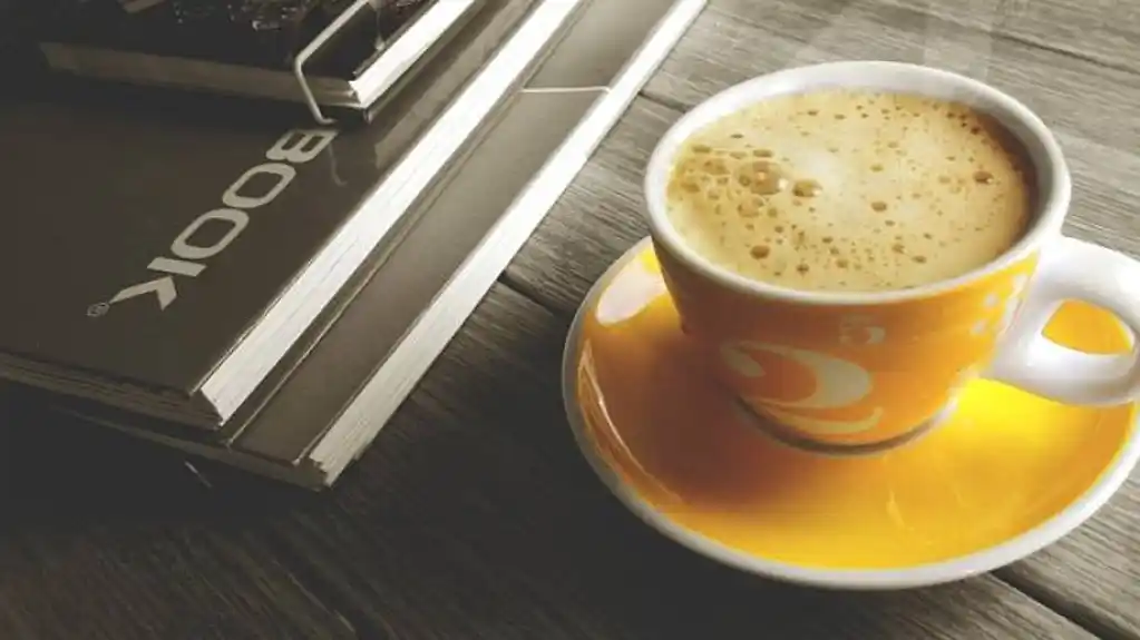 RAZLIKA između crne kafe i kafe sa mlijekom: Koji napitak je ZDRAVIJI?