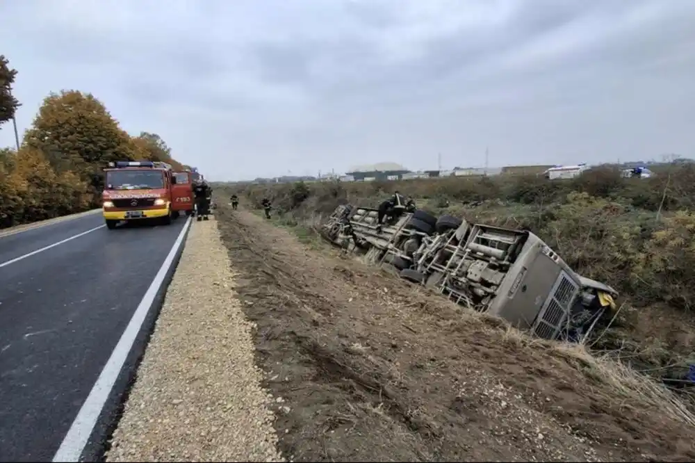 Srbija: Prevrnuo se autobus s radnicima, poginule dvije osobe