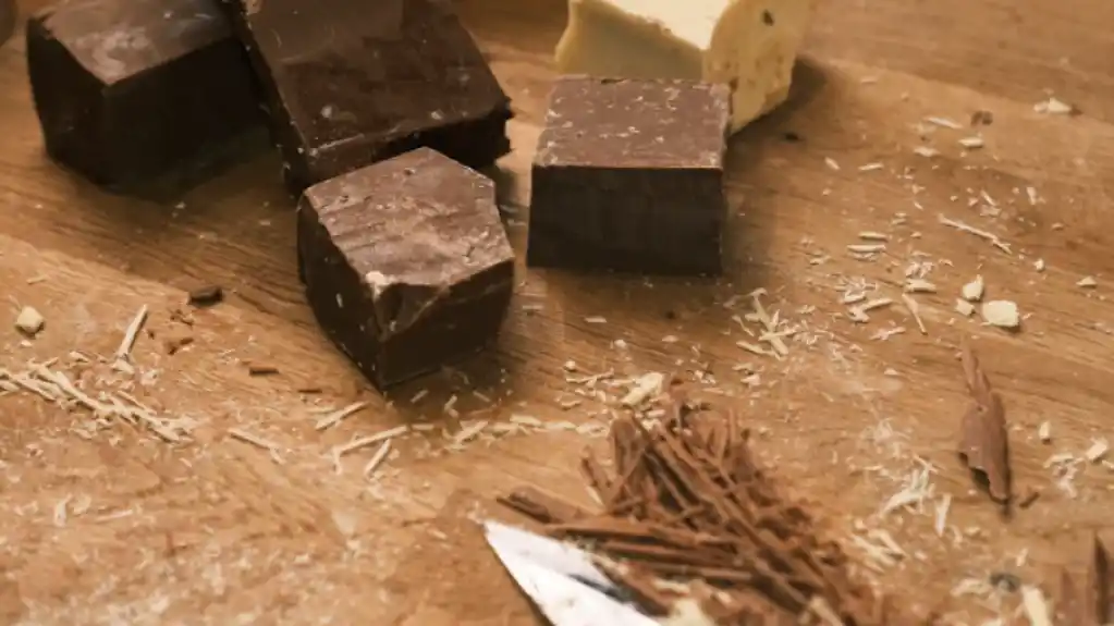 Šta znači kada ČOKOLADA pobjeli? Stručnjaci  OTKRIVAJU da li je bezbjedno da je JEDETE