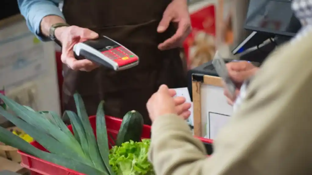 Stručnjaci objašnjavaju – Evo zašto uvijek završimo u NAJSPORIJEM redu na KASI u supermarketu