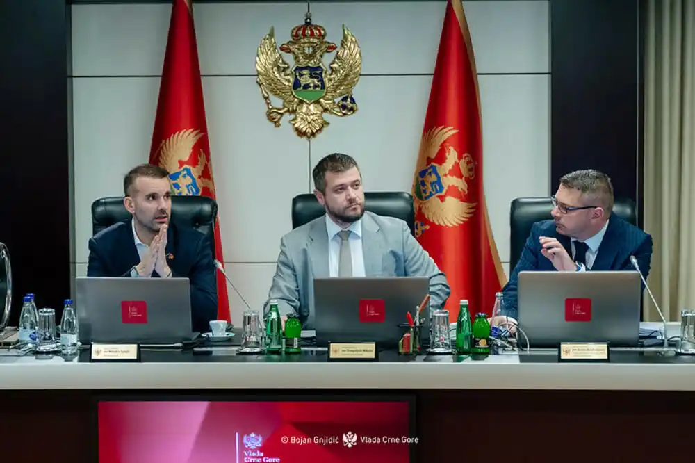 Tri minimalne zarade otpremnina za odlazak u penziju u javnom sektoru