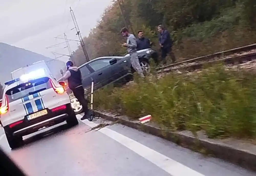 Udes u Zeti: Automobil završio na šinama