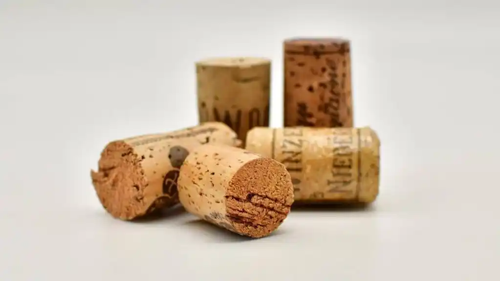 Zašto bi svako vozilo trebalo imati ČEPOVA OD VINA
