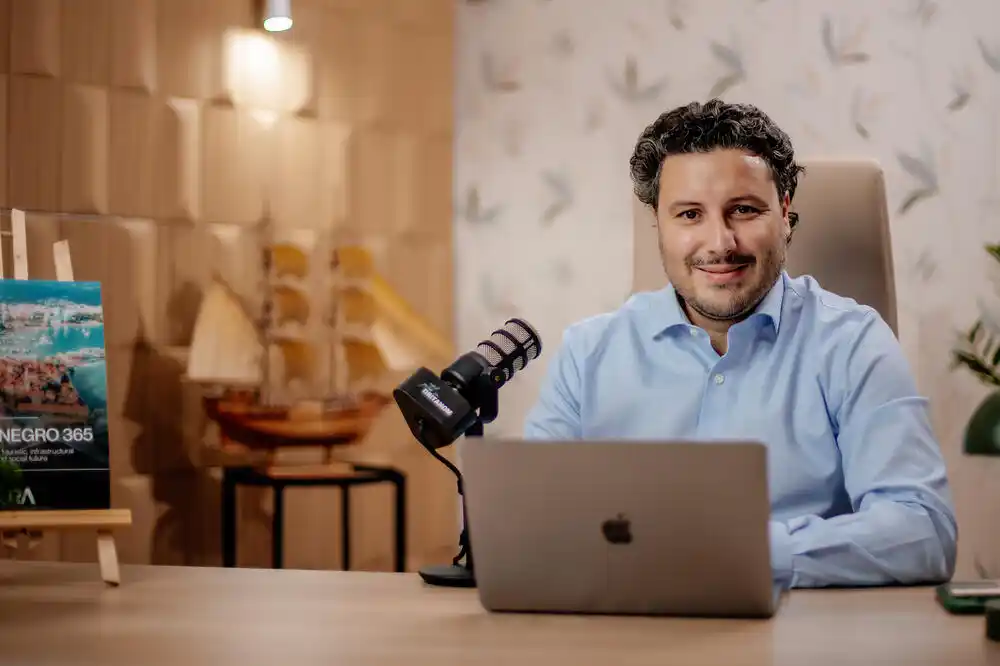 Abazović: Država prezadužena a zdravstvo i penzioni fond u kolapsu