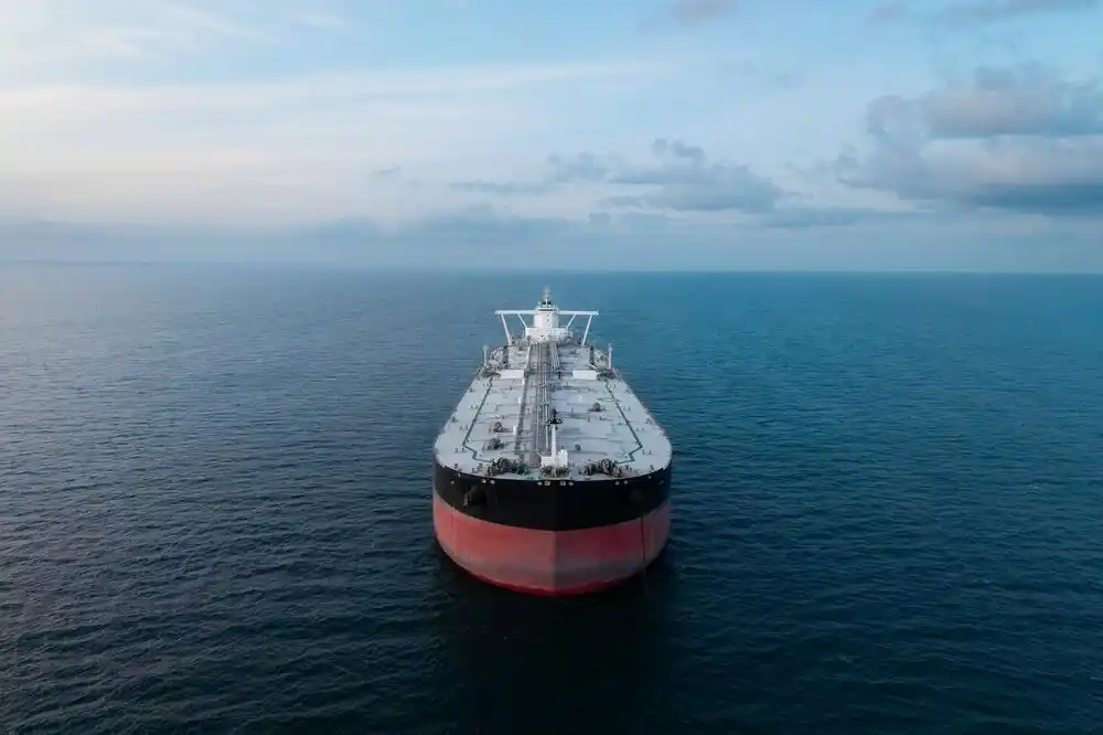 AP: Iran zaplijenio tanker sa naftom dok je putovao kroz moreuz Hormuz