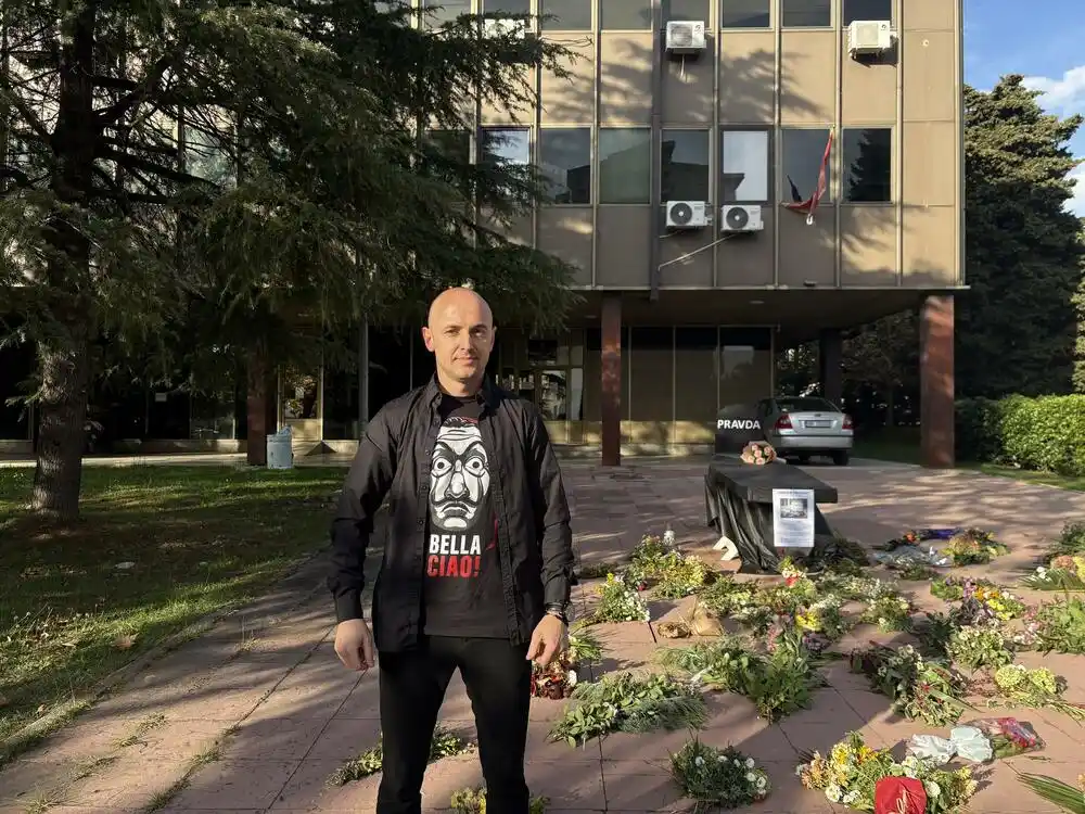 Bivši radnici „Primorke“ položili „cvijeće za pravdu“: Protestni performans ispred suda i tužilaštva