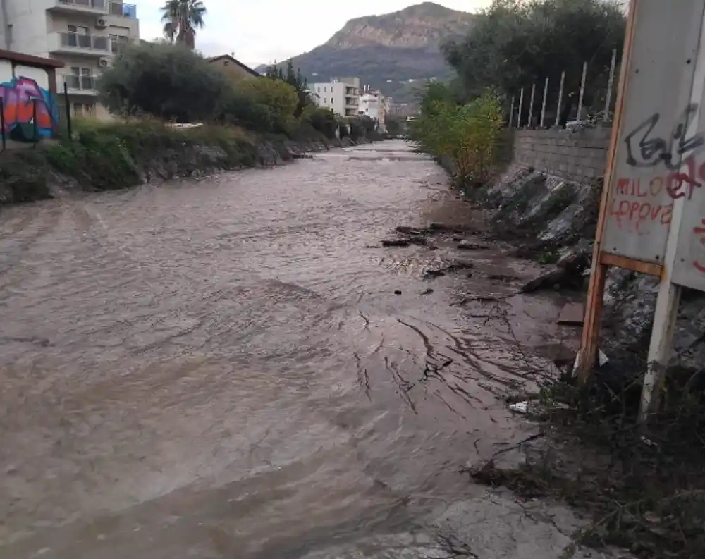 BUDVA: Grđevica NOSILA automobile, Jovanović: Građani bili upozoreni