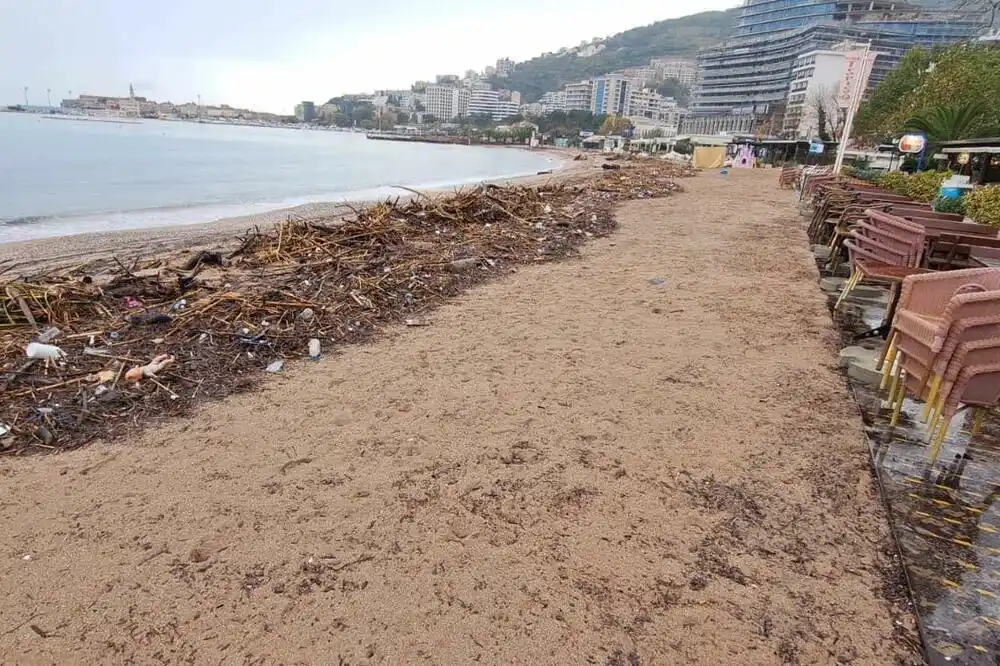 Budva: Plaže i dalje zatrpane otpadom i smećem, čišćenje onemogućava kiša