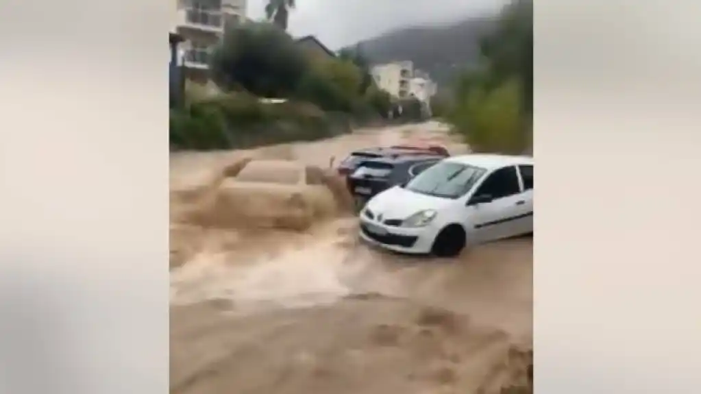 Budva POD VODOM: Jaka kiša stvorila bujice i otežala saobraćaj