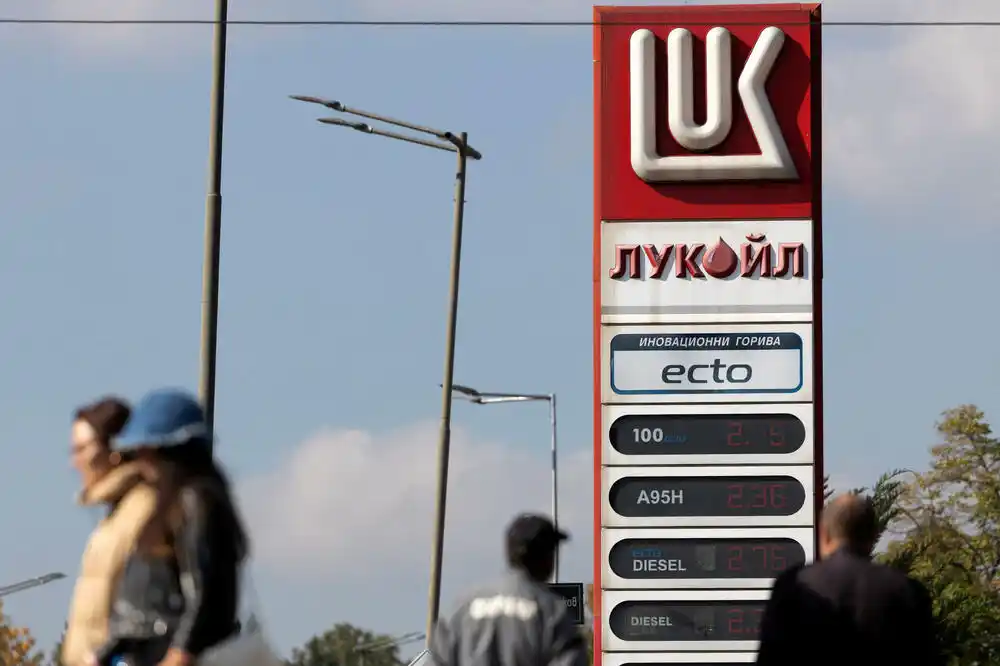 Bugarski parlament poništio veto Radeva na preuzimanje rafinerije ruskog Lukoila