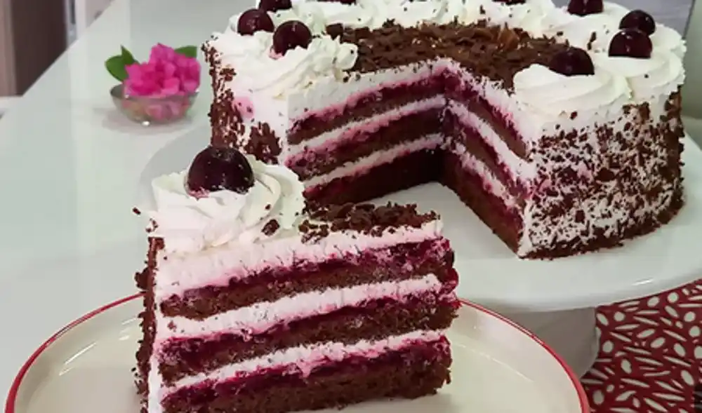 Čokoladna torta s višnjama: Kremasto savršenstvo bez mane