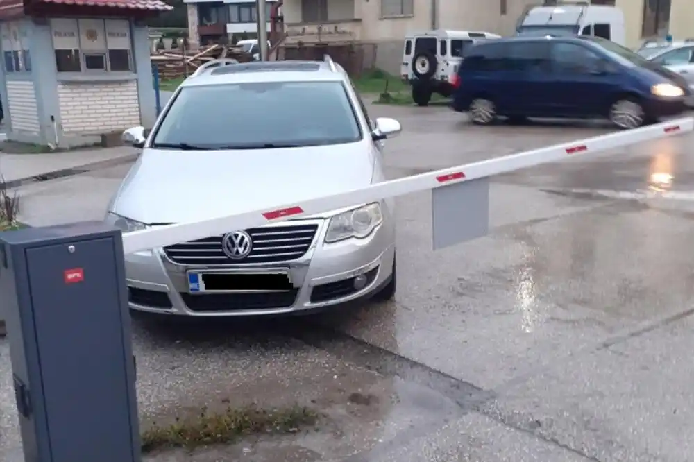 Direktor bjelopoljskog Fonda PIO tvrdi da se pojedini policajci „bahato“ parkiraju i blokiraju rampe ustanova