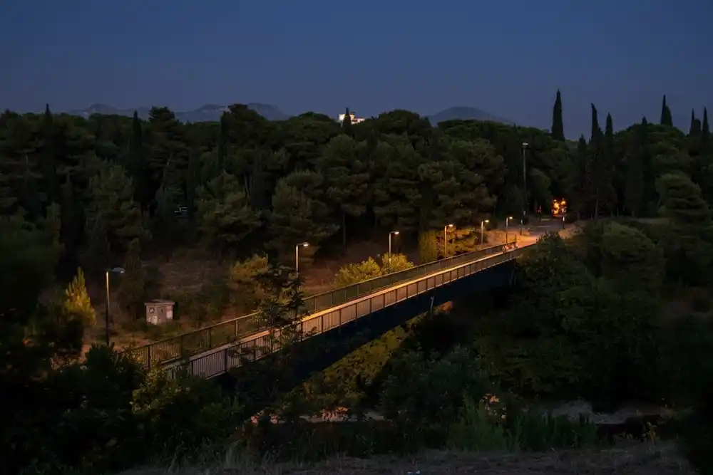 Drama na Morači – djevojka pokušala da se ubije skokom u rijeku, mladić skočio da je spasi