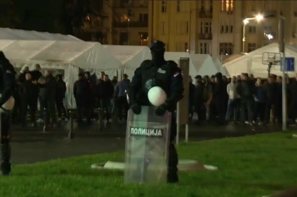 FoNeT: Maskirane osobe iz Ćacilenda oborile na zemlju i šutirale našeg novinara, žandarm mu na to rekao da prođe dalje