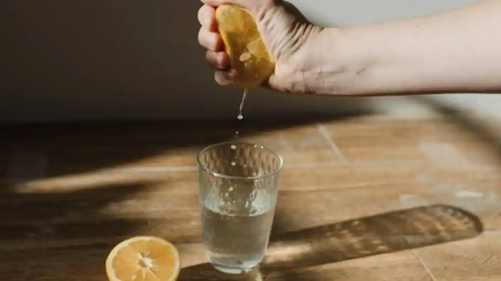 ISCIJEDITE limun bez kapljica uz samo jedan KUHINJSI DETALJ