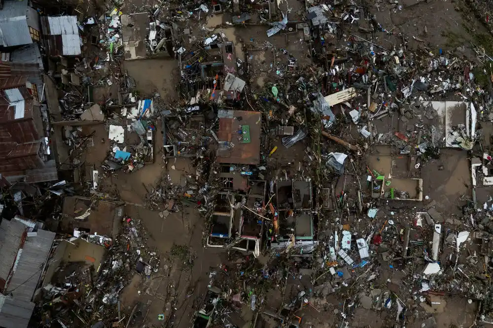 Na Filipinima poginulo više od 90 osoba u naletu tajfuna Kalmaegi