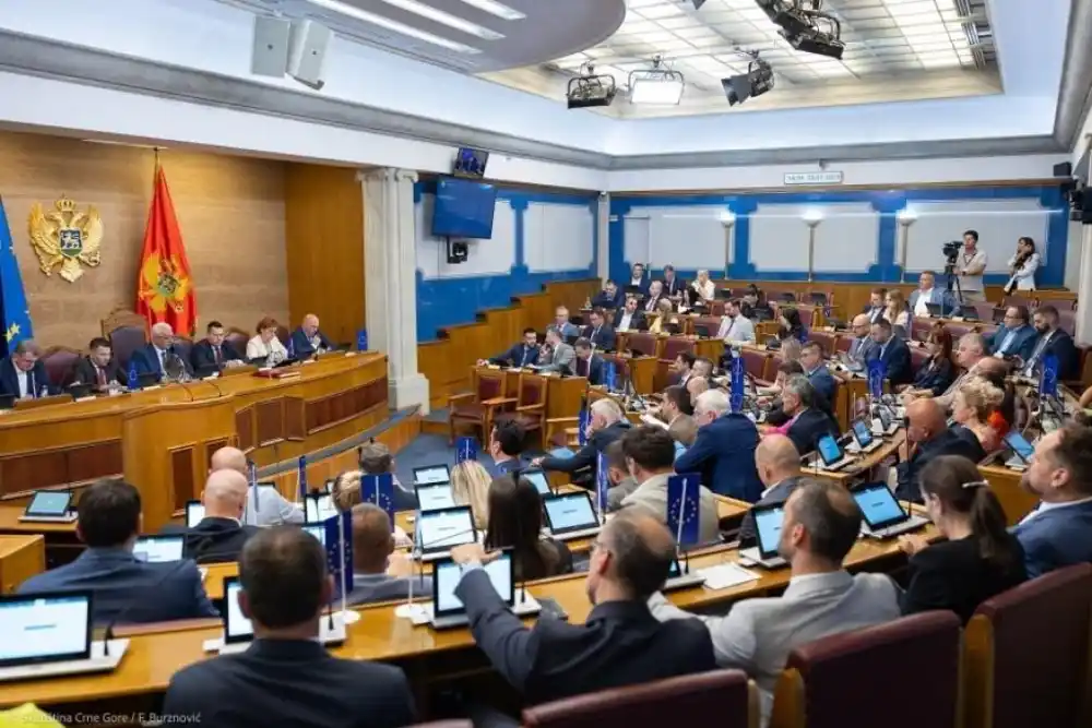 Na pitanja poslanika odgovaraju Gutić, Jakšić Stojanović, Božović, Šahmanović i Šaranović