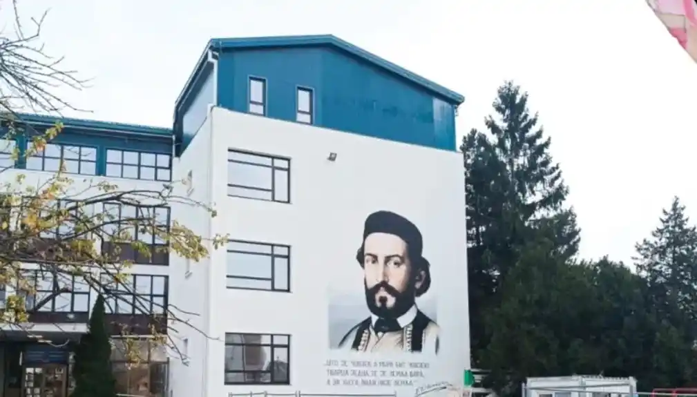 Na zgradi Filozofskog fakulteta u Nikšiću oslikan mural sa Njegoševim likom i stihovima