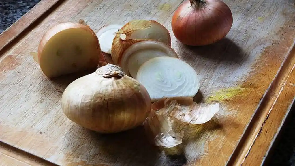 Ne bacajte LJUSKE LUKA – Evo zašto su ZDRAVE i kako ih možete iskoristiti u KUVANJU