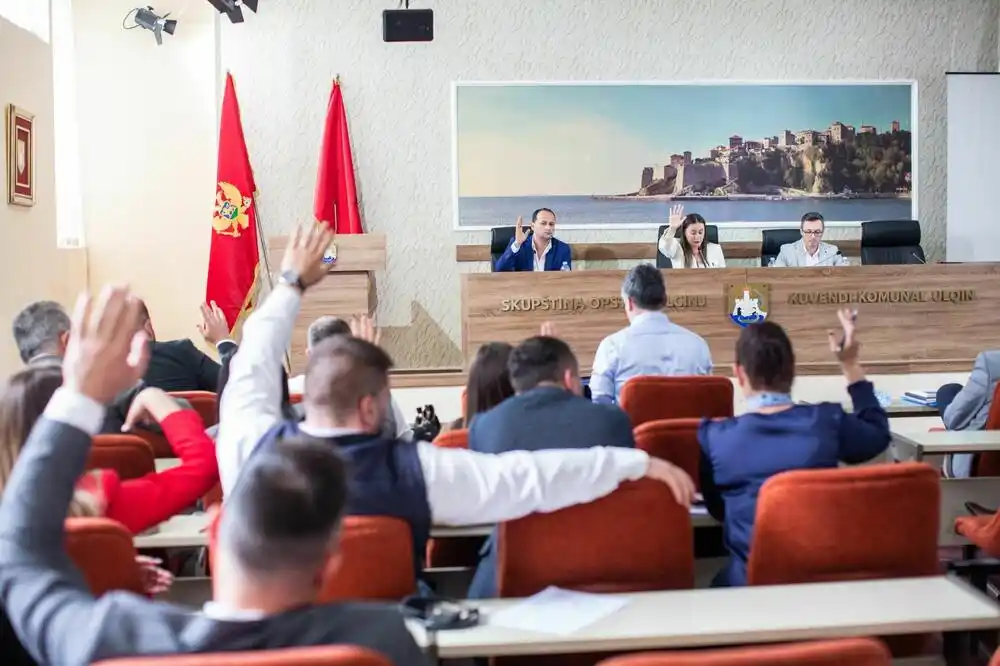 Ne remete ih onlajn kvorumi, bojkoti i „preleti”: Kako funkcioniše ulcinjski parlament od prekompozicije vlasti