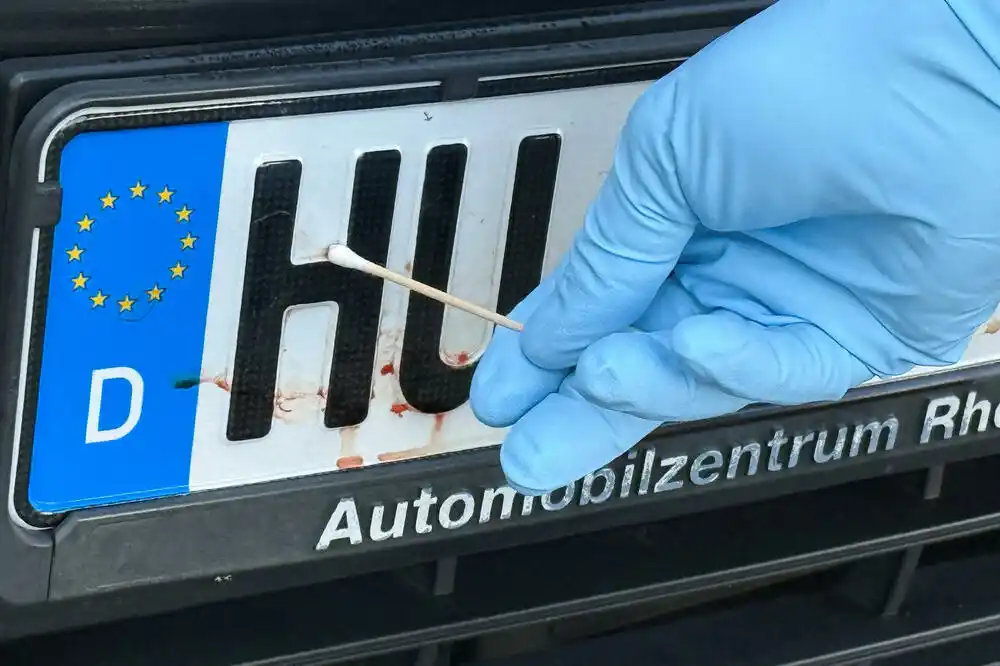 Njemačka policija uhapsila osumnjičenog za crtanje svastika na automobilima: „Jednostavno je pukao“
