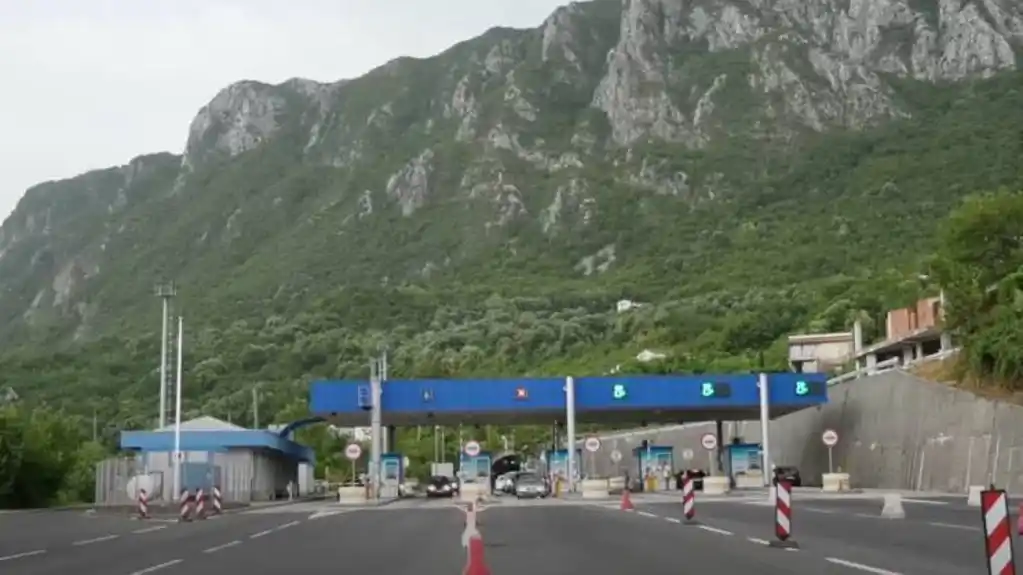 Obustavljen saobraćaj u tunelu Sozina