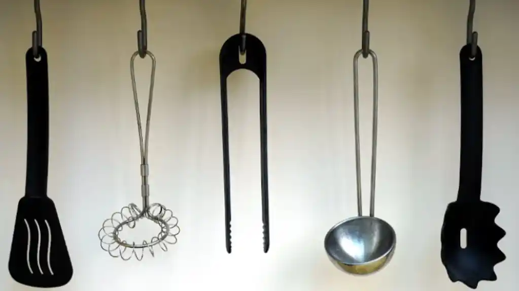 Odmah ga bacite – Evo zašto stručnjaci upozoravaju na CRNI plastični kuhinjski pribor