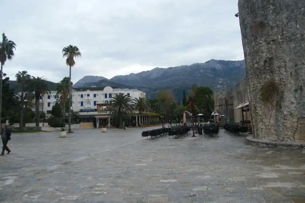 Opština povrijedila pravo na privatni i porodični život: Ombudsman o prolazu autima ka Starom gradu u Budvi