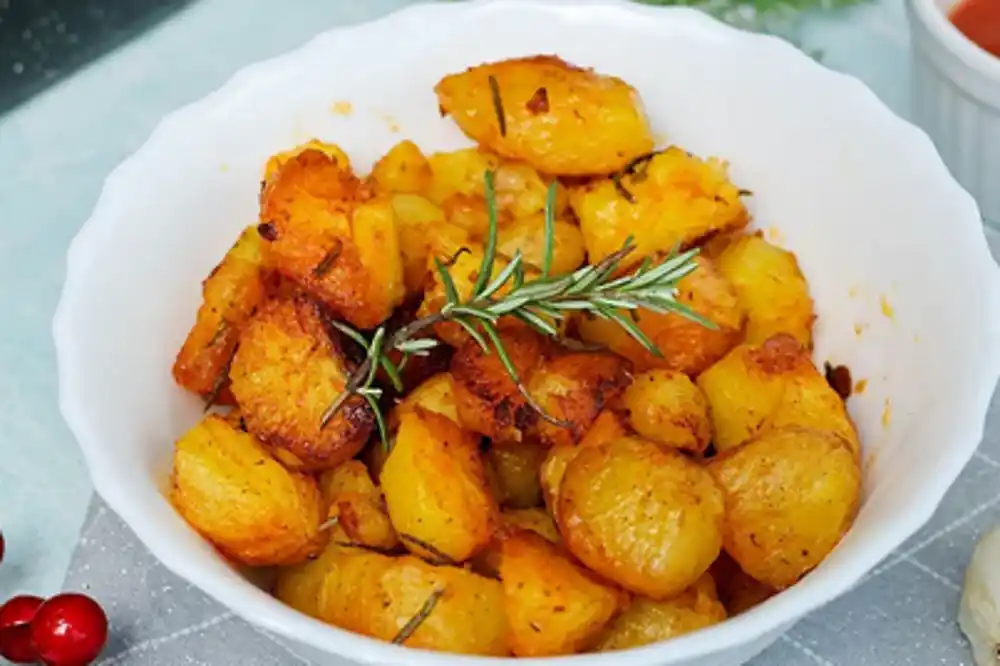 Pekarski krompir sa ajvarom: Ova kombinacija će vas raspametiti